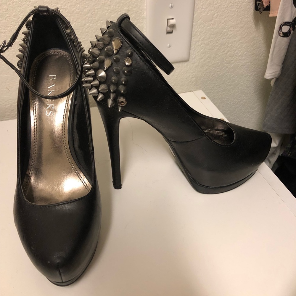 Spiky black pumps